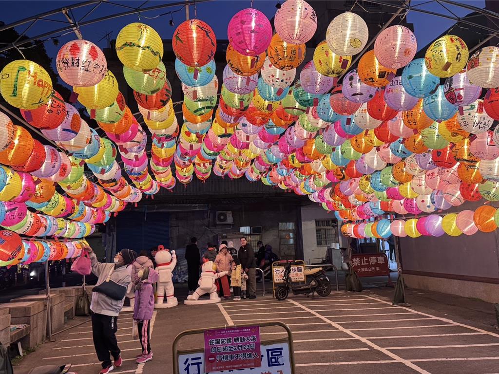 大溪警方也因應大溪燈區元宵節活動，規畫大溪三角公園展區周邊道路管制、車輛停放等交通疏導措施。 圖：大溪警分局／提供