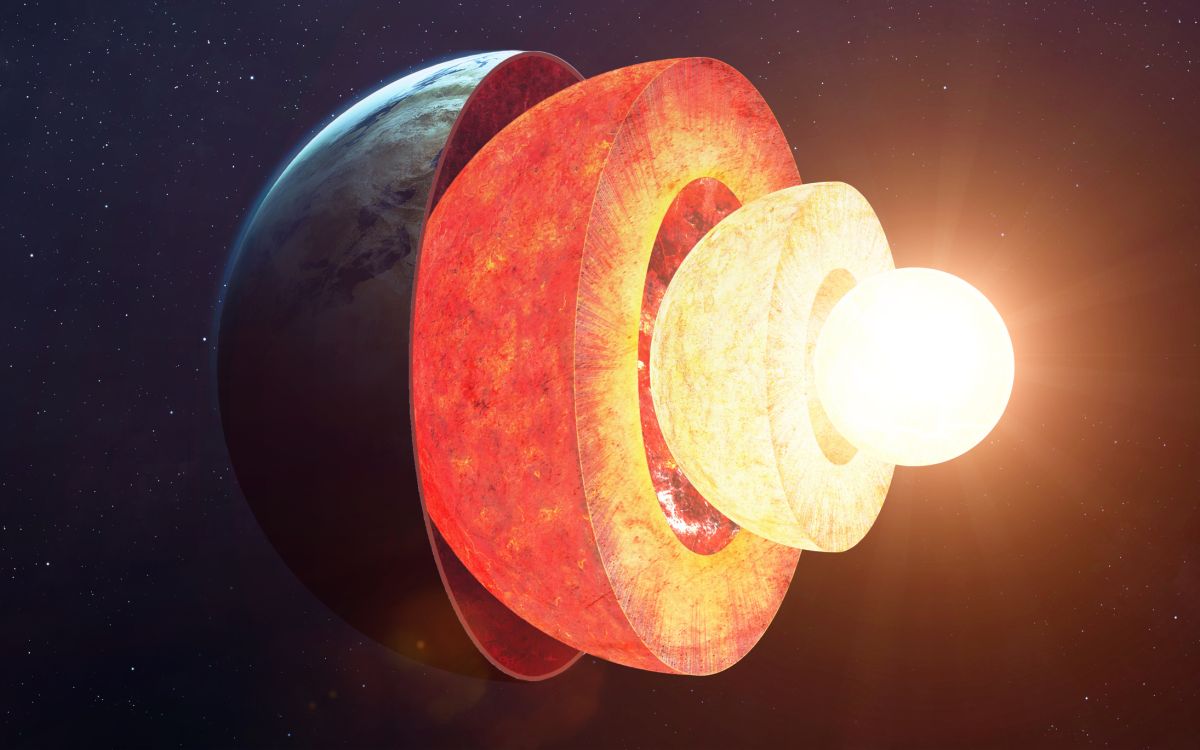 近期科學家發現地球內層形狀正在改變。 圖：截自「x」@SPACEdotcom