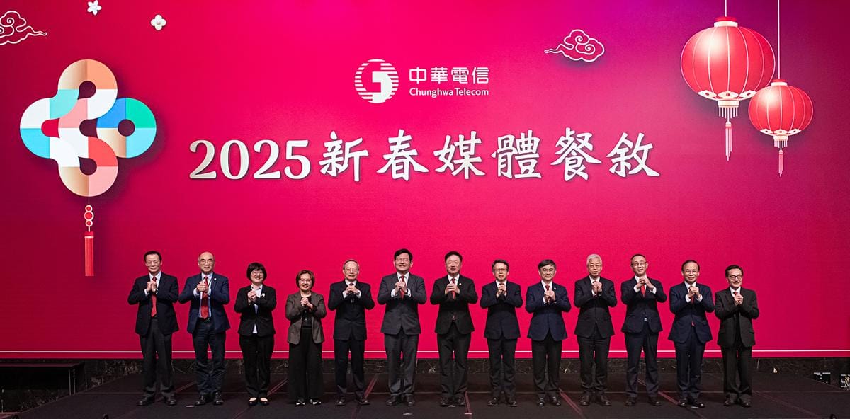 中華電信董事長簡志誠（左七）、總經理林榮賜（左六）率領高階經營團隊合影。 圖: 中華電/提供