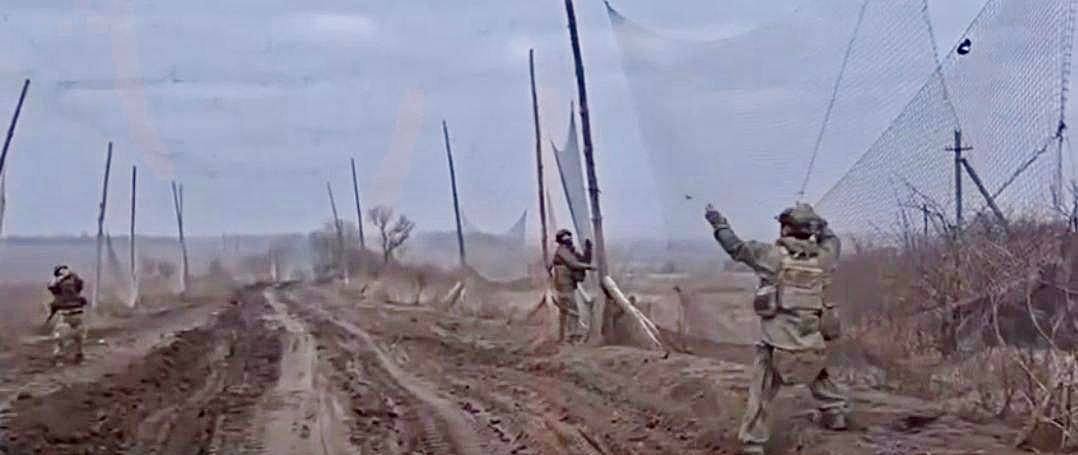 俄軍正在巴赫穆特到恰西夫亞爾的公路兩側架設防無人機網，形成一道獨特的「防無人機長城」。 圖：截自「x」@NOELreports