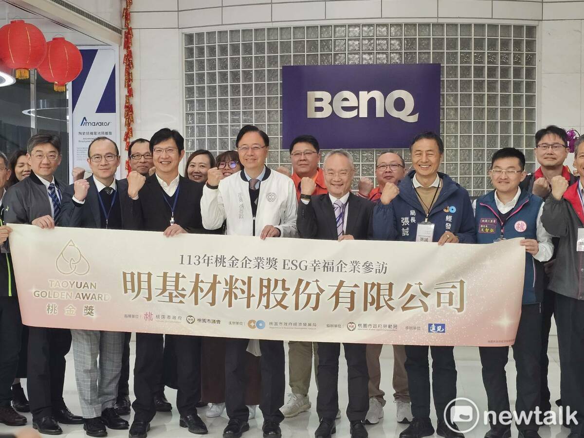 張善政率市府團隊參訪首屆「桃金企業獎」得獎企業，實地了解幸福企業實踐的創新模式。 圖：林昀真／攝
