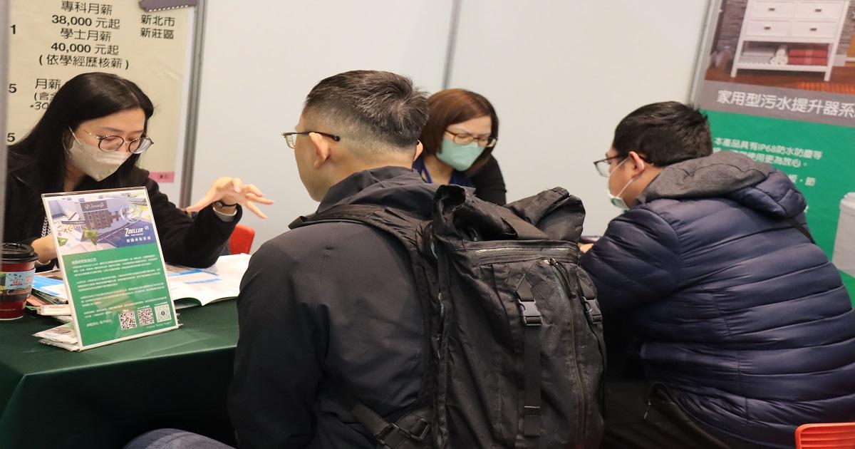 廠商向求職者說名職缺內容。 圖：新北市就服處／提供