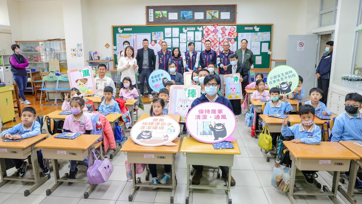 陳其邁(前排中)日開學首日前往建國國小視察相關防疫措施落實情形。 圖：高雄市新聞局提供