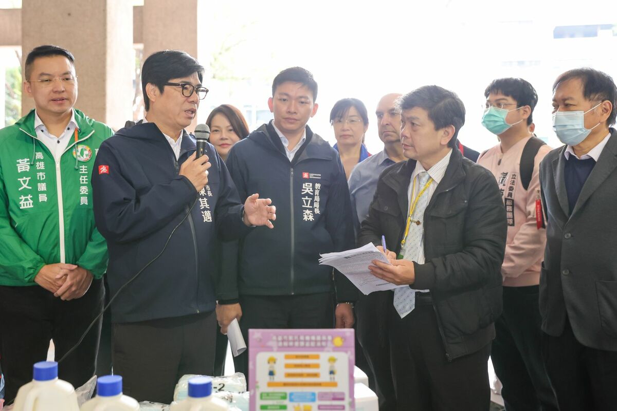 陳其邁(左二)與教育局長吳立森(中)關心校園開學與防疫整備情形。 圖：高雄市新聞局提供
