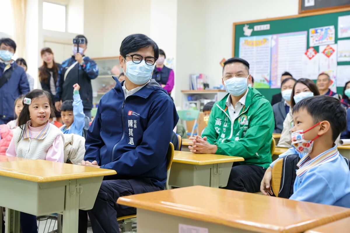 陳其邁(左二)參與腸病毒衛教課程。 圖：高雄市新聞局提供