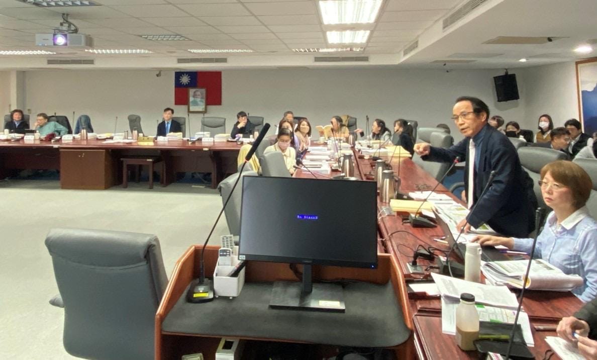 林欽榮(右二)重申全案後續將依法辦理公辦重劃，並主動申請環評作業。 圖：高雄市都發局提供