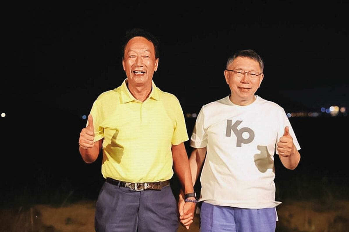 2023年5月，郭台銘（左）曾與柯文哲（右）在金門牽手上演「海誓山盟」。 圖：鏡週刊提供