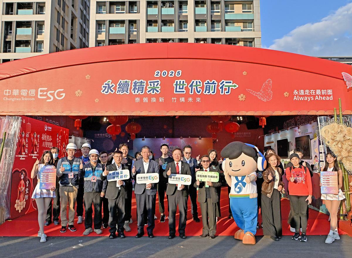 中華電信簡志誠董事長(左6)蒞臨中華電信體驗單位大合照，邀請民眾共遊「無限樂園」。 圖: 中華電/提供