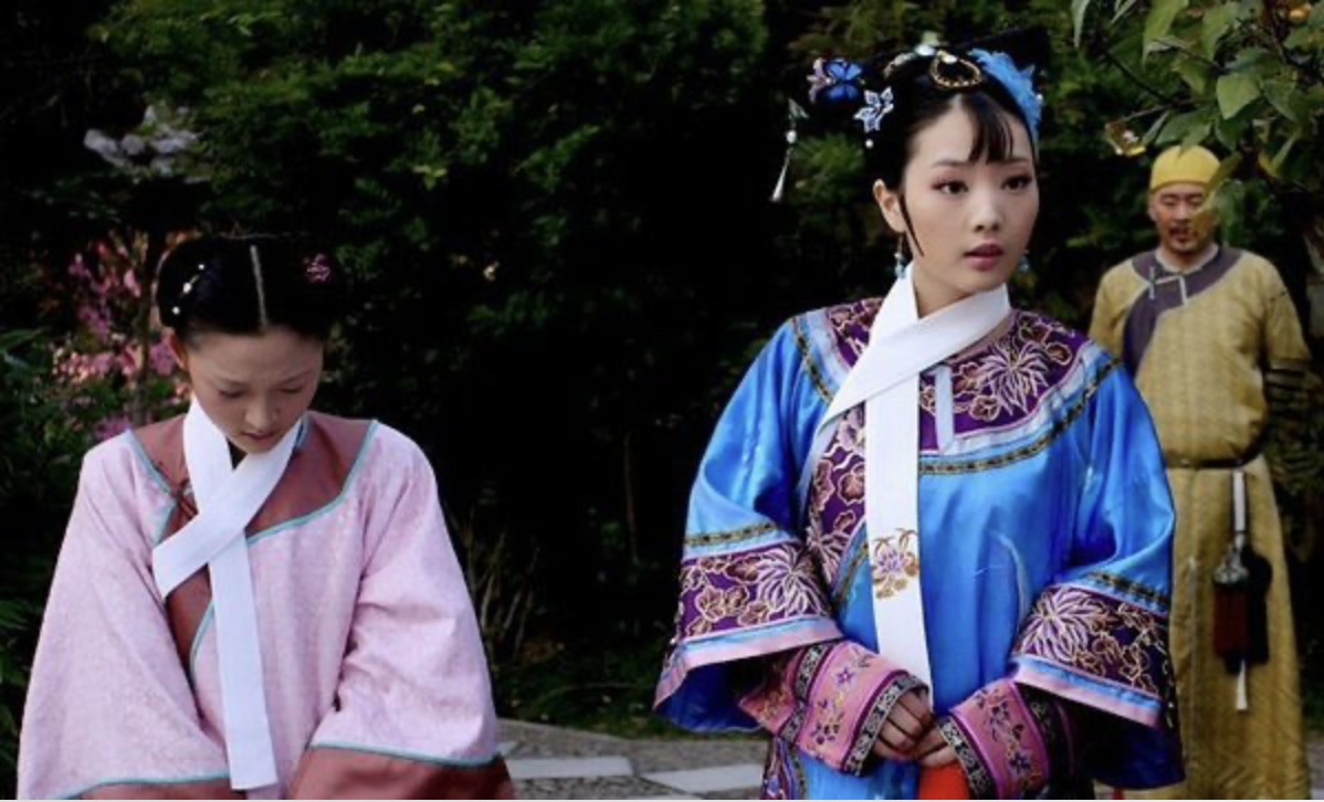 《後宮甄嬛傳》中飾演「余答應」的崔漫莉（右）在直播中自爆曾酒駕且涉及肇事逃逸。 圖：攝自微博