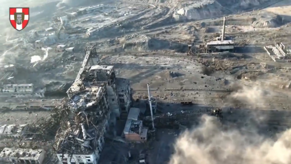 頓內次克州托列茨克（Toretsk）在戰火摧殘下滿目瘡痍，建築毀壞嚴重，戰爭的殘酷景象令人震驚。 圖:翻攝自影片
