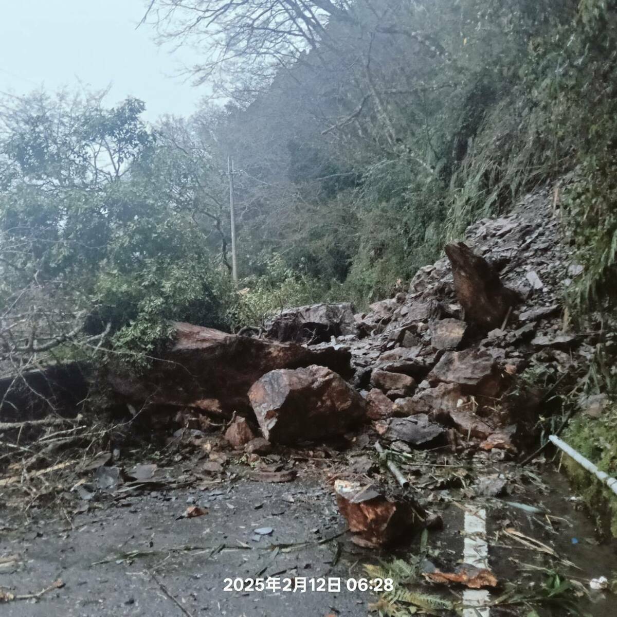台東縣海端鄉台20線157K+200(栗園路段)，於今日上午6時30分疑地震因素影響發生邊坡落石，導致雙向道路阻斷無法通行。 圖：交通部公路局／提供