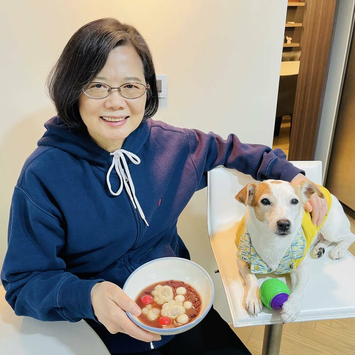 前總統蔡英文煮「貓掌元宵」，祝福全體國人平安健康、佳節團圓愉快。 圖：翻攝自蔡英文臉書