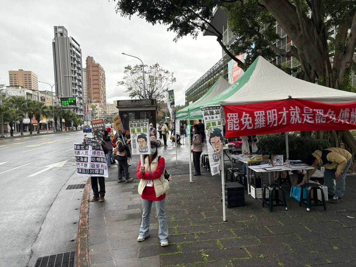 王家軒表示，這次罷免以為沒新店的戲，但藍白立委亂砍預算引燃人民的怒火，「台灣人認真起來會叫你害怕！」，直呼「素人公民讓我感動」，是義憤給了他們力量，外省第三代「拔羅波」志呼籲大家不要害怕，勇敢站出來罷免不適任立委。 圖：擷自「拔羅波｜罷免羅明才」臉書（資料照片）