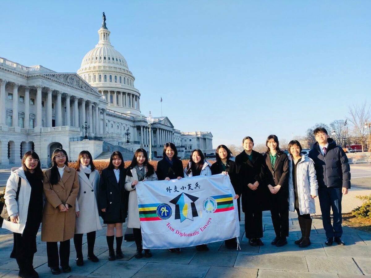 外交小尖兵訪團於美國國會大厦前合影。 圖：駐美代表處/提供