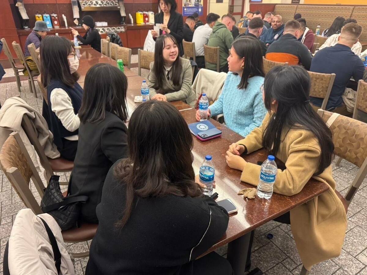 外交小尖兵訪團參訪國會圖書館，悉心聽取亞洲圖書館藏導覽解說。 圖：駐美代表處/提供