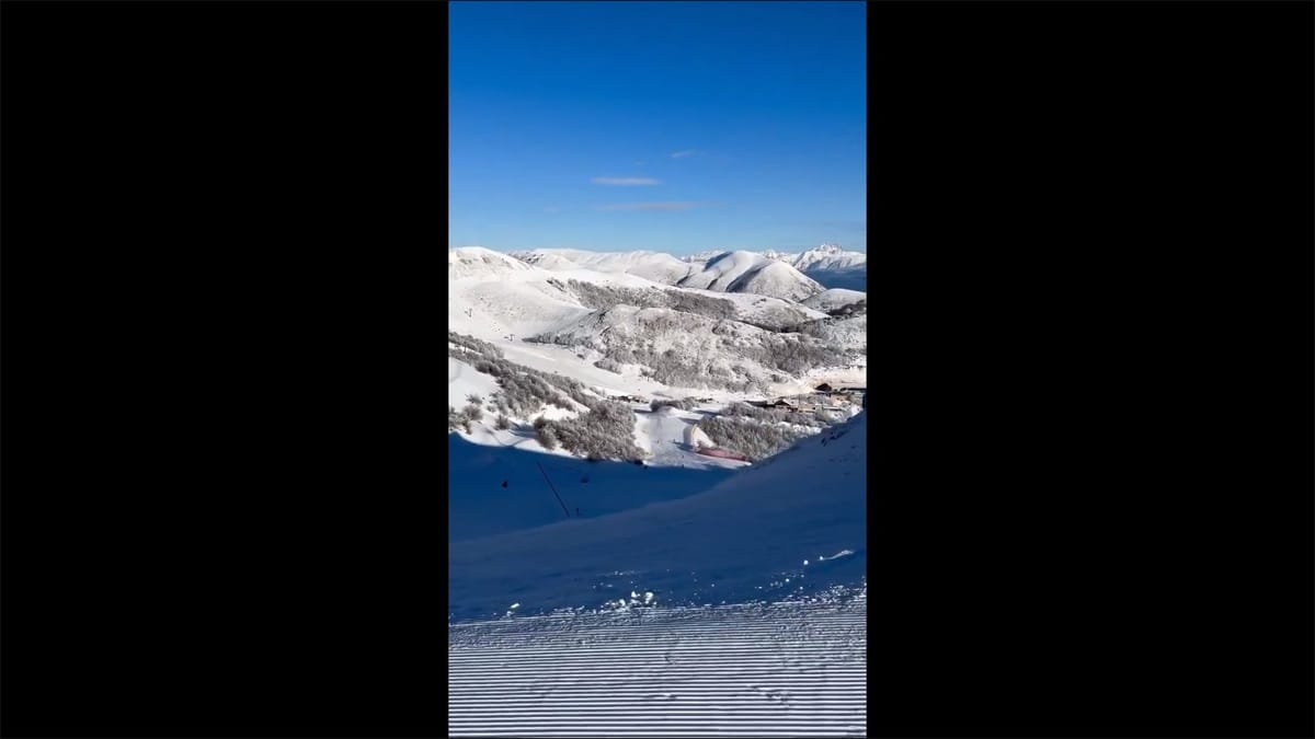 義大利滑雪勝地奧溫多利近期遭 TikTok 網紅粉絲入侵，陷入巨大的混亂當中。當地政府也加強部署警力，嚴格限制不符合條件的遊客進入。 圖：擷取自 @MMmarco0 X 分享影片