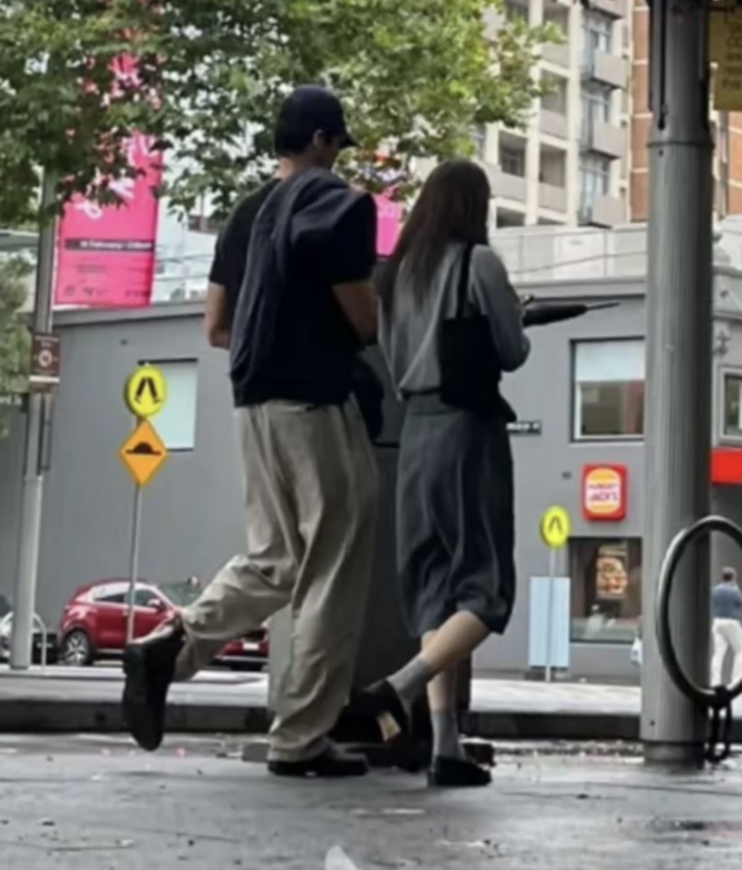 近期網上瘋傳一張金宇彬在澳洲度假的照片，只見他帶著一名年輕女子走在路上。 圖：翻攝自theqoo