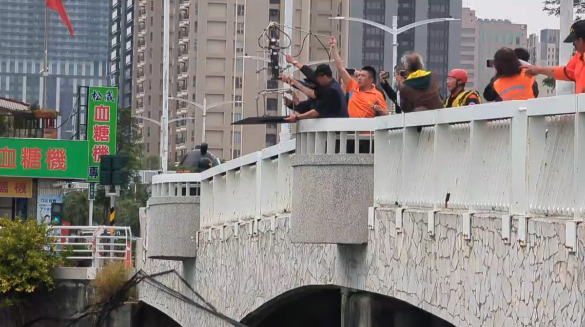 高雄市警方出動探索聲納協助搜索。 圖：民眾提供