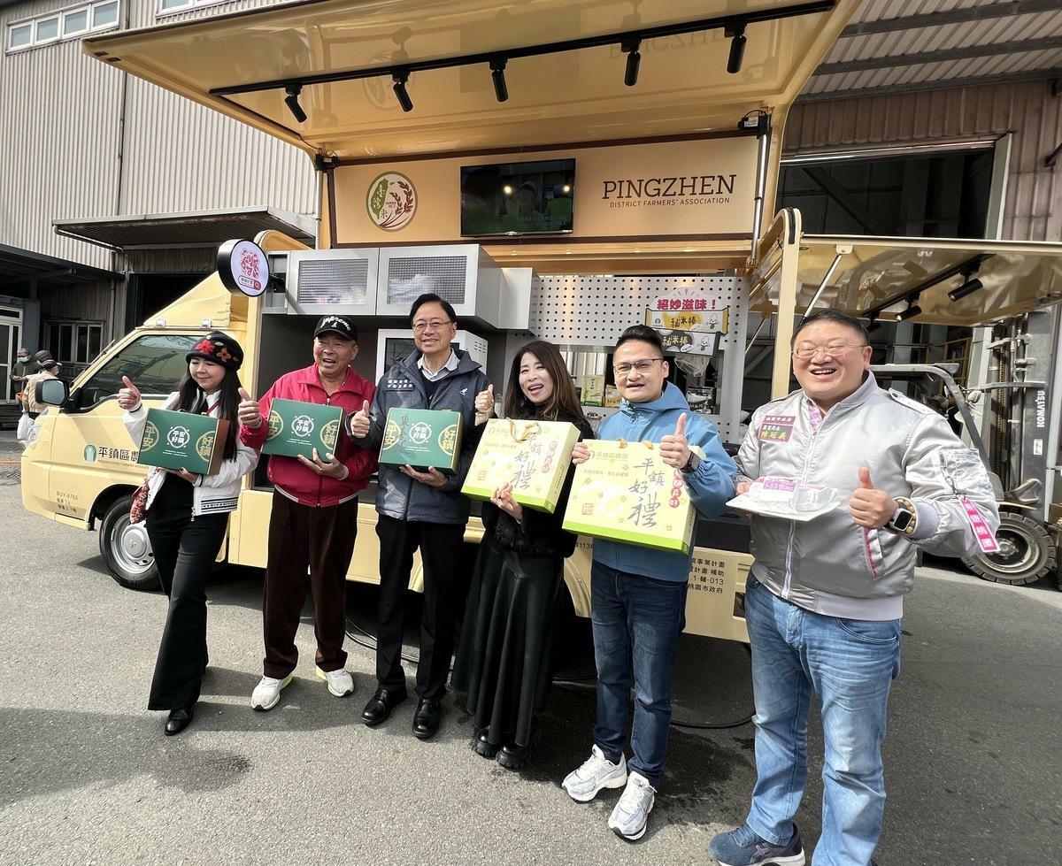 桃園市政府與市農會及13區農會合作推出「桃園好農-行動直銷車隊」。 圖：桃園市農業局/提供