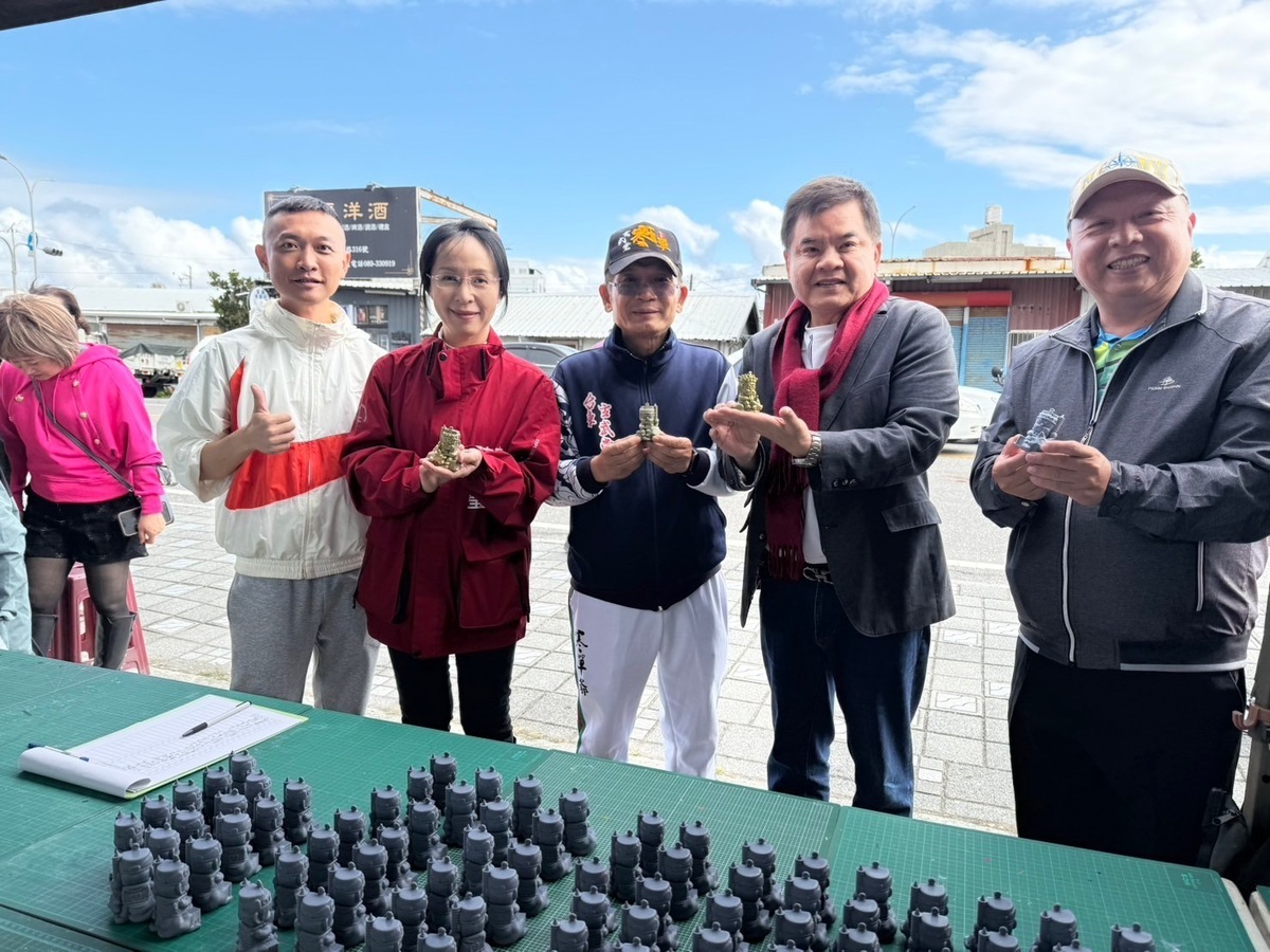 陳瑩（左2）首次鬆口表態願承擔選台東縣長。 圖：翻攝自陳瑩臉書