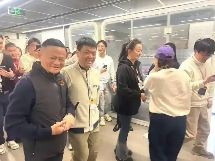 2 月 11 日，阿里巴巴創始人馬雲驚現杭州總部，出席了兩大業務單位——閒魚和夸克的視察活動，並分享了對人工智慧（AI）未來發展的深刻見解。 圖 : 翻攝自百度