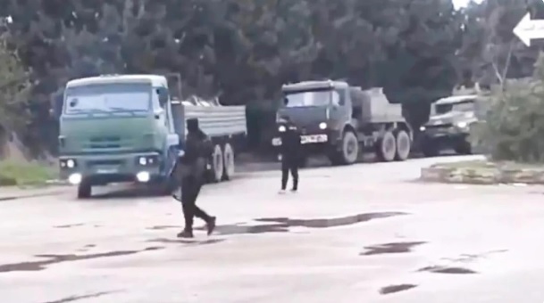 日前駐紮在敘利亞赫梅米姆空軍基地內的俄軍車隊在前往塔爾圖斯海軍基地的過程中，遭敘利亞過渡政府軍攔截。敘利亞過渡政府會如何與俄羅斯交往，也成為網友們關注的焦點。 圖：翻攝自 第一軍情
