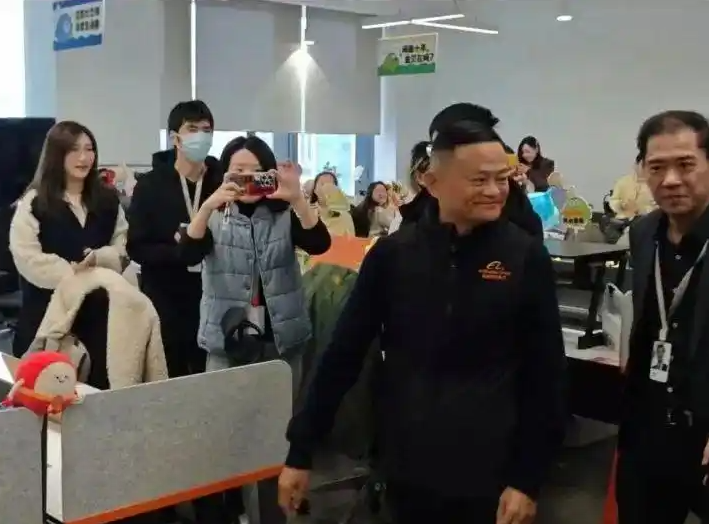 在現場，馬雲身穿印有阿里巴巴標誌的黑色文化夾克，面帶微笑向員工揮手致意，並向大家道一聲「新年好」。 圖 : 翻攝自百度