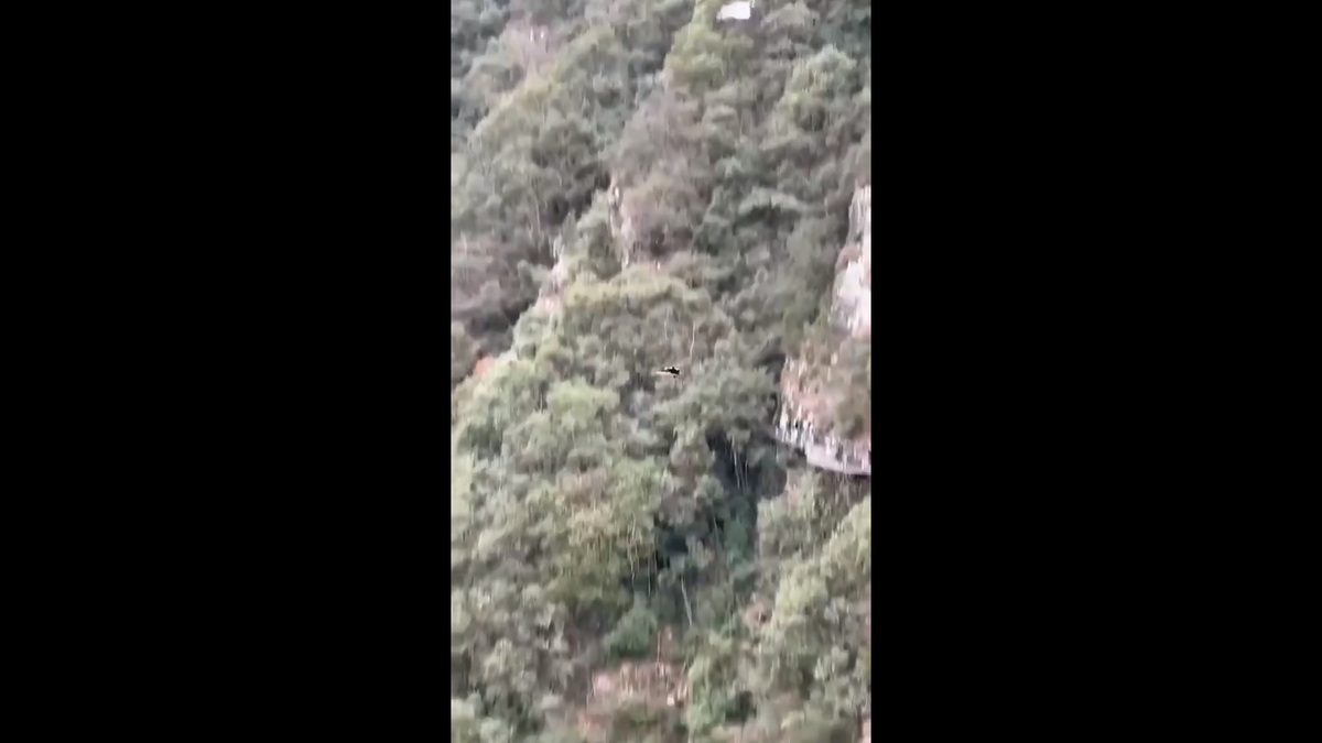 近期有網友分享影片指出，有遊客在浙江省溫州市永嘉縣的龍灣潭遊玩空中吊車時，疑似遭遇豆腐渣工程，墜落於山谷之中。 圖：擷取自 @muyang909 X 分享影片