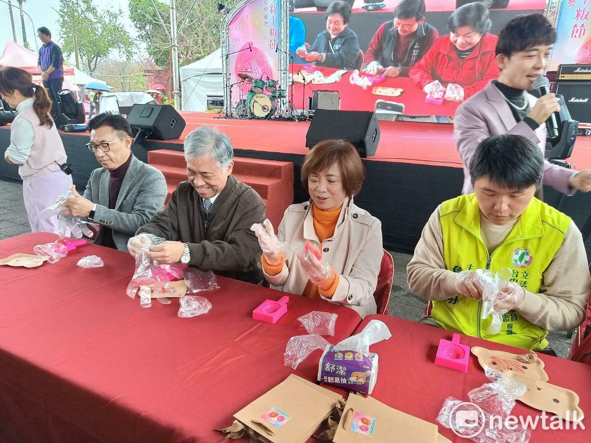 江啟臣和何欣純都很認真DIY新丁粄。 圖：唐復年/攝