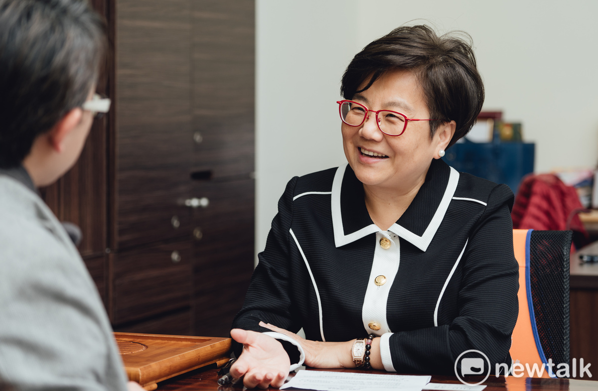 張慧芳從小看著父母行善，耳濡目染下也成就了一顆慈悲心，並以公益為終身志業。她常說：「一路做下來，也沒有少了一衣一食。」更顯現出無比豁達寬容的大愛。 圖：張慧芳提供