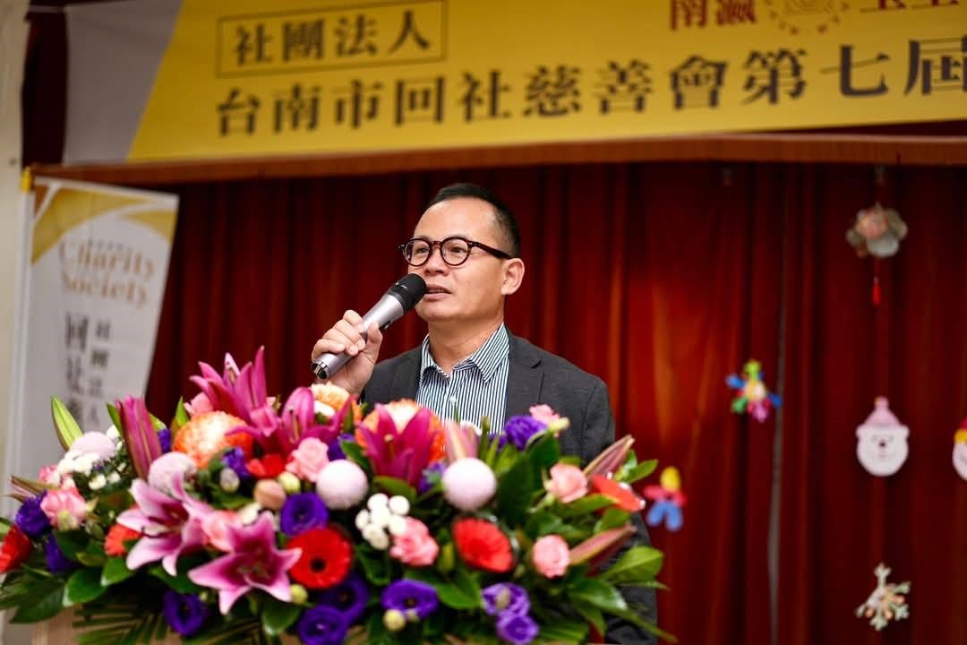 吳建智連任多屆「回社慈善會」理事長，社員高達3千多人，社員每月僅需繳1百元慈善金，每人的負擔不大，眾人加起來的力量卻很大。在吳建智的帶領下，該會密集舉辦捐血、義賣、濟貧、待用餐和獎助學金，受助人不計其數，善行備受各界肯定。 圖：吳建智提供