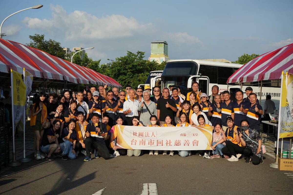 吳建智連任多屆「回社慈善會」理事長，社員高達3千多人，社員每月僅需繳1百元慈善金，每人的負擔不大，眾人加起來的力量卻很大。在吳建智的帶領下，該會密集舉辦捐血、義賣、濟貧、待用餐和獎助學金，受助人不計其數，善行備受各界肯定。 圖：吳建智提供
