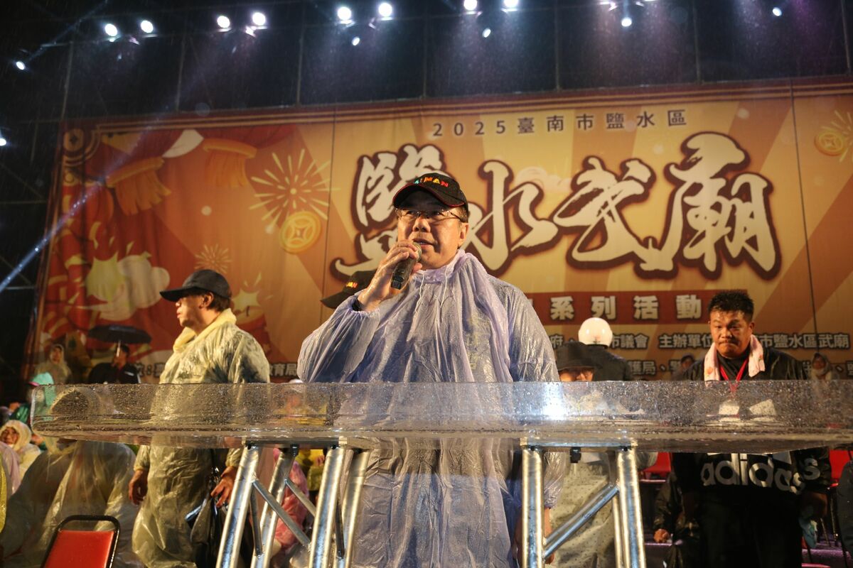 臺南市享譽國際的重要歷史民俗活動鹽水蜂炮今(12)日在細雨中展開，鹽水國中操場規劃集中施放區「金蛇報喜蛇年行大運」3座主炮城由臺南市長黃偉哲主持啟炮，約200萬支蜂炮輪番發射，掀起蜂炮活動的最高潮。 圖：台南市政府提供