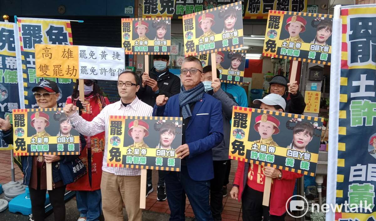 「高雄雙罷劫」團隊在鳳山連署總部前舉牌高喊「高雄團結！雙罷劫！」。 圖：孫家銘攝