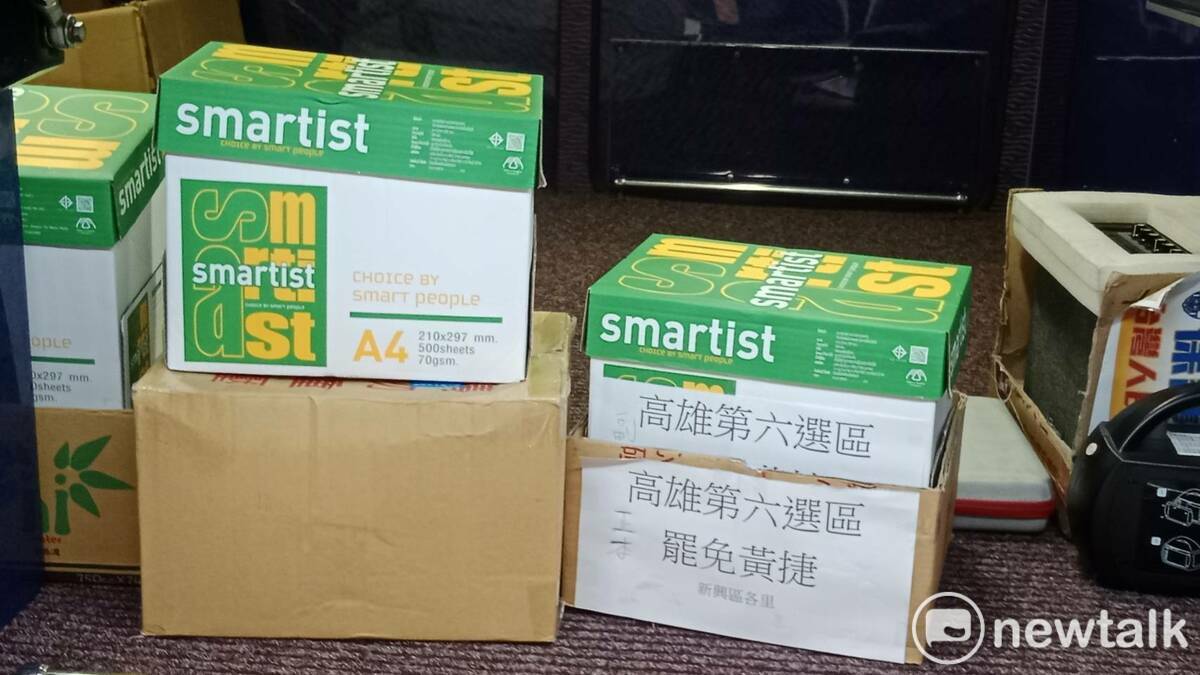 「高雄雙罷劫」團隊帶著10箱第一階段罷免黃捷、許智傑的連署書北上送。 圖：孫家銘攝