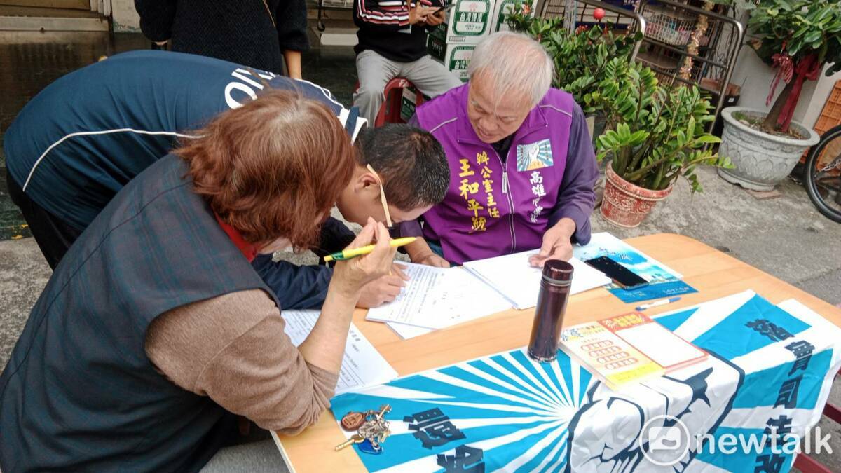 「高雄雙罷劫」團隊過年後與司法改革黨高雄市黨部合作，增加新興區連署站。 圖：孫家銘攝