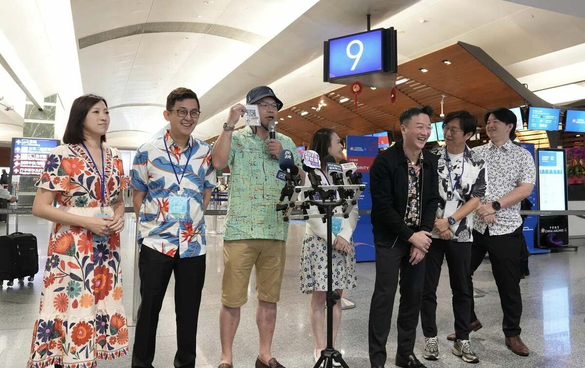 民進黨立委王義川、新北市議員卓冠廷、主持人李正皓等人今（13）日再度合體，正式啟動「狂推帛琉觀光大作戰」。 圖: 李正皓 FB