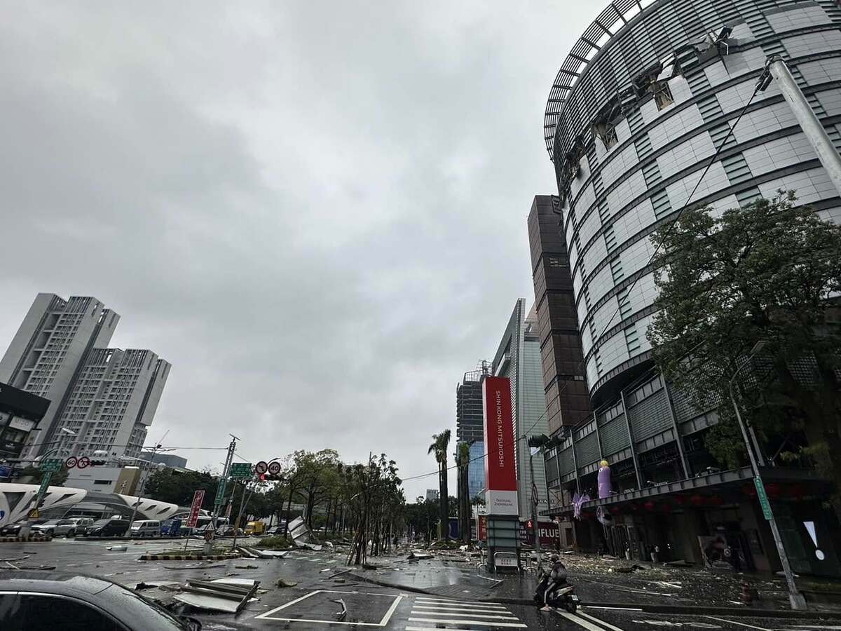 台中新光三越13日發生氣爆意外，造成4死30多人受傷。 圖：擷自廖偉翔臉書