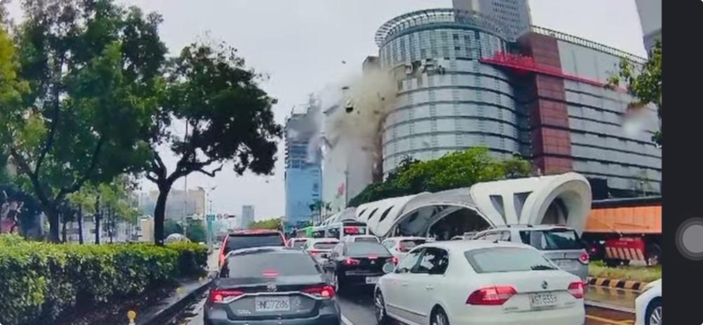 台中新光三越氣爆釀4死37傷，新光三越總公司說明全力配合政府調查，負起所有該承擔的責任，絕不逃避。(圖為民眾拍攝到的氣爆瞬間) 圖：民眾提供