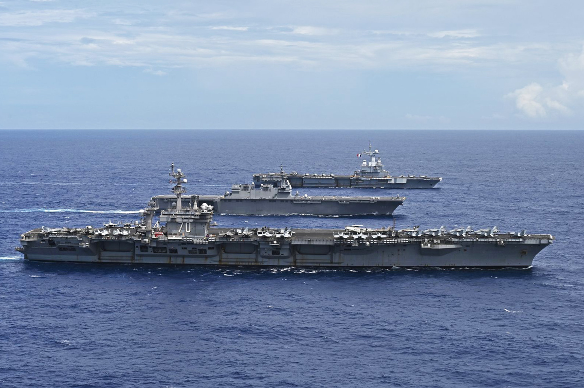 日本海上自衛隊與美國、法國海軍合作，共同舉辦「太平洋斯特勒 2025 」軍事演習，三國海上艦艇並排行駛的畫面十分壯觀。 圖：翻攝自 @JMSDF_PAO X 帳號