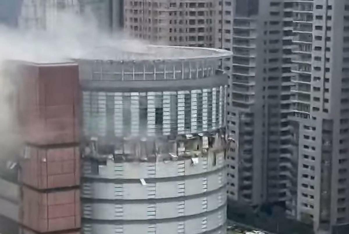 台中新光三越13日接近中午傳出氣爆，從鄰近大樓看去，一整層全遭炸毀。 圖：民眾提供（資料照）