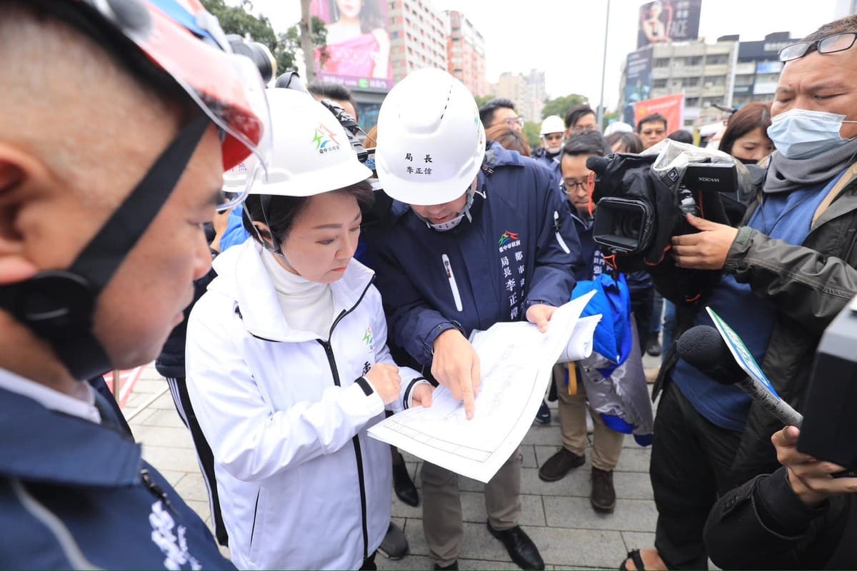 台中新光三越百貨13日接近中午時發生氣爆意外，市長盧秀燕第一時間趕赴現場了解狀況。 圖：翻攝「臉書」盧秀燕粉絲專頁