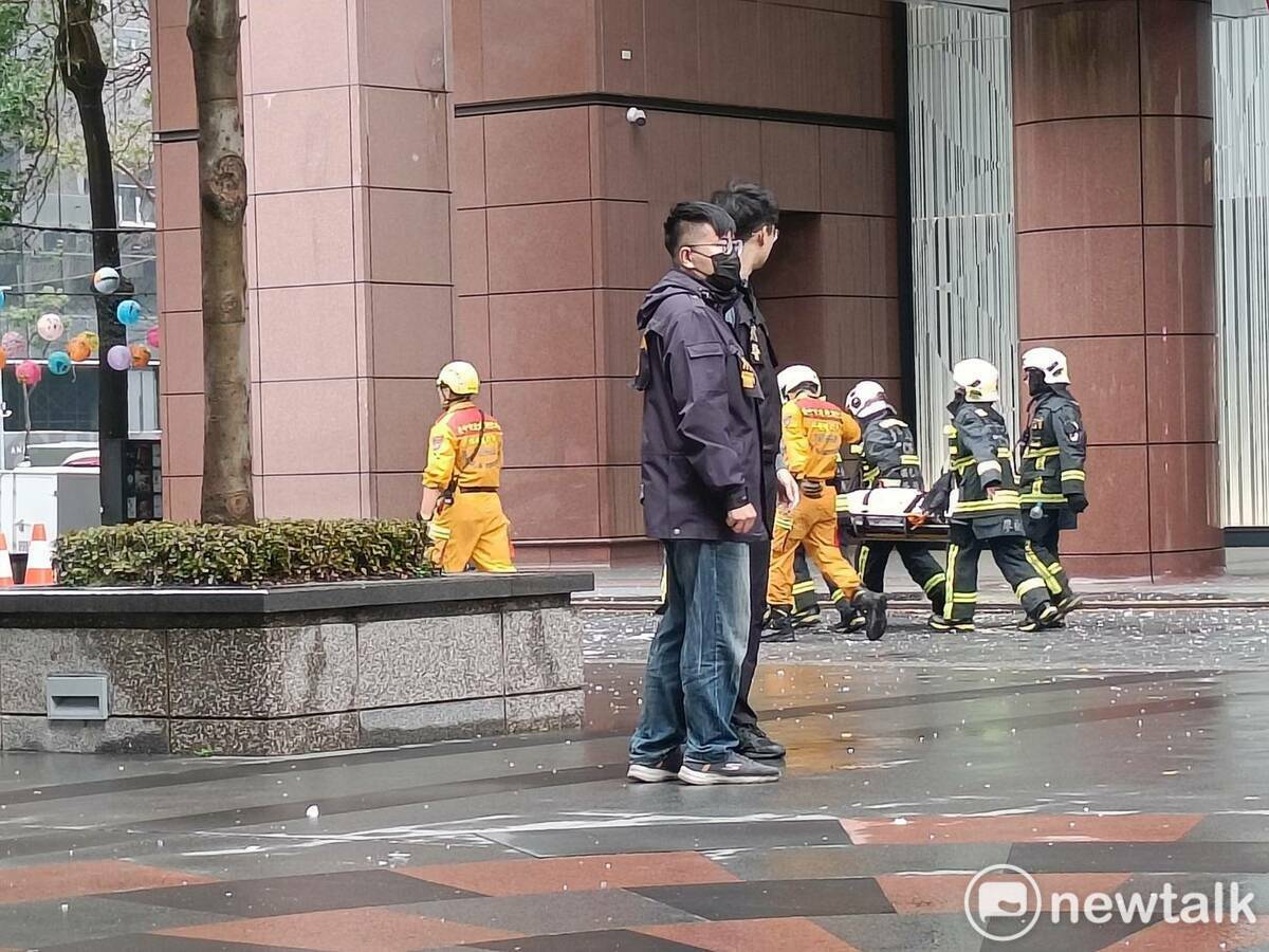 消防人員將罹難者送出。 圖：唐復年/攝