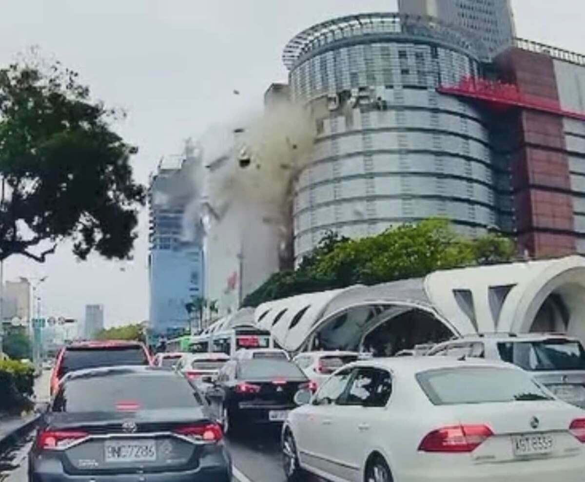 台中新光三越13日氣爆意外，釀30死傷。 圖：民眾提供