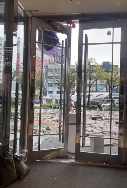 台中新光三越13日接近中午傳出氣爆，一樓大門也被震壞。 圖：民眾提供