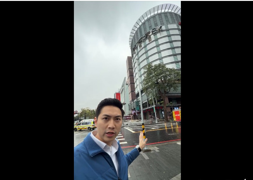 國民黨立委廖偉翔在新光三越氣爆現場直播，遭網友灌入留言罵翻。 圖：擷自廖偉翔臉書直播