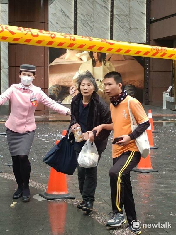 四樓餐廳員工被疏散時表示，爆炸發生時以為是地震。 圖：唐復年/攝