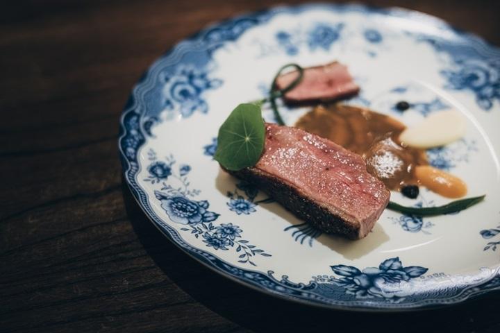 入選米其林指南的「啢啢餐桌』將現代料理融合台灣傳統文化。 圖：翻攝自米其林指南官網