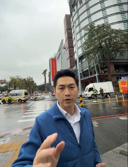 國民黨立委廖偉翔於台中新光三越氣爆案現場周邊開直播，引發輿論爭議。 圖：擷取自廖偉翔臉書