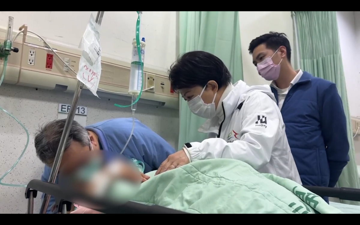 台中市新光三越今（13）日上午11時許發生嚴重氣爆事故，台中市長盧秀燕緊急取消下午行程，前往各大醫院探視傷者。 圖：台中市政府提供